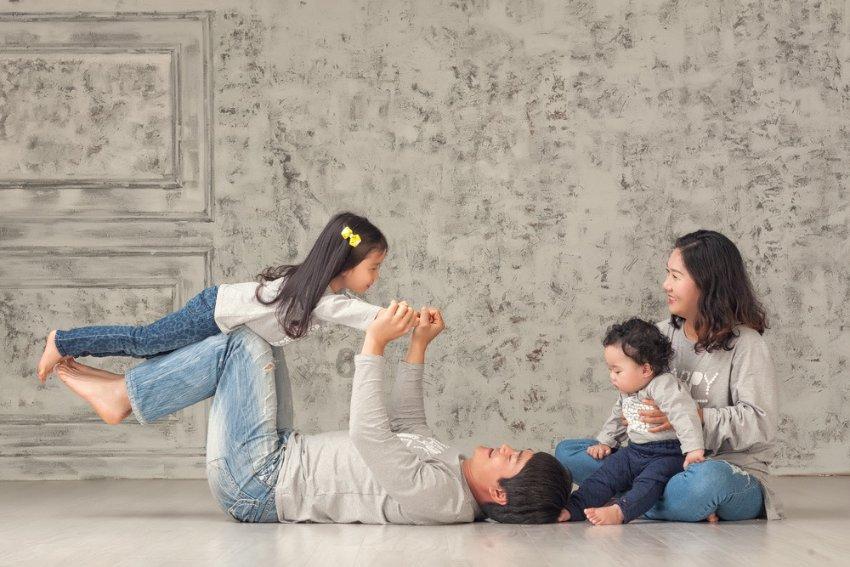 陈红瘦太狠！穿抹胸裙差点挂不住了，难怪身旁的孙红雷都乐开了花